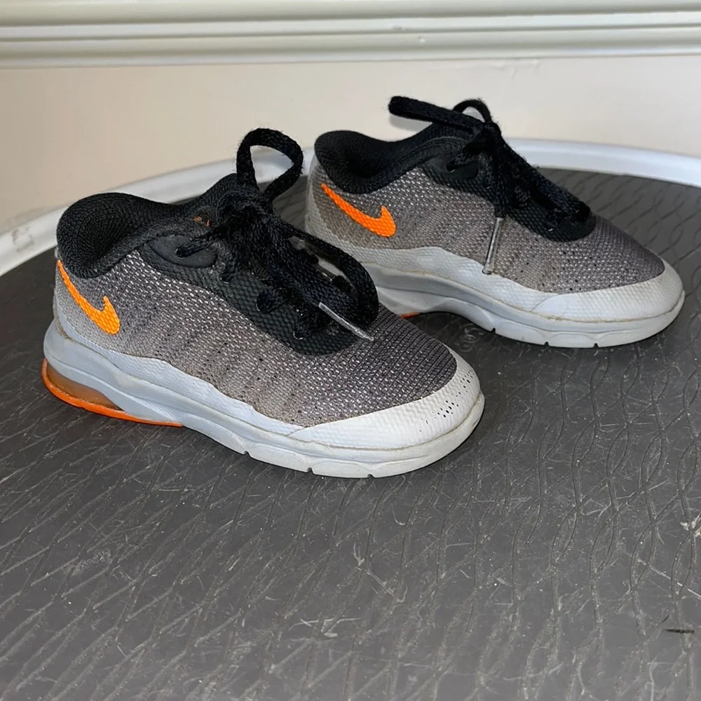 NIKE Air Max Invigor Gray Orange Sneakers Size 6